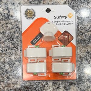 Safety 1st Cream Magnetic Locking System